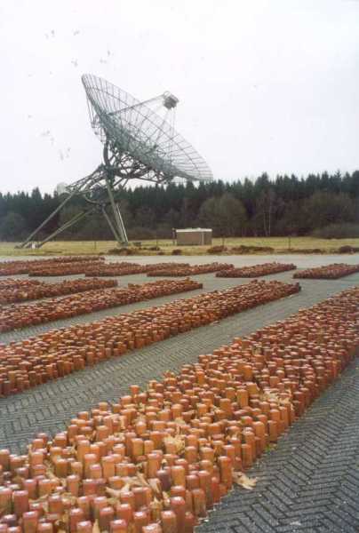 Kamp Westerbork met ��n radio-teleskoop. 