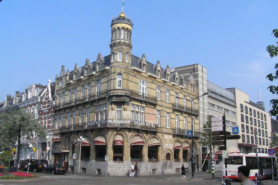 

hotel tegenover de hoofdingang van NS Maastricht.