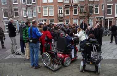 Jan Dokter vertelt 
in de Paardekraalstraat 
in Amsterdam 
zijn familieverhaal 
aan basisschoolleerlingen 