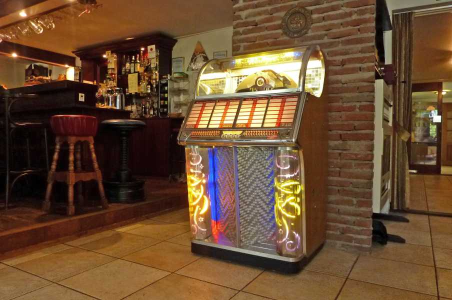 17e Drents Friese Wold Wandelvierdaagse 2011

oude nog werkende jukebox in Recreatiecentrum Hesselte te Havelte 