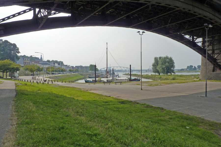 Airbornepad

onder de Waalbrug te Nijmegen