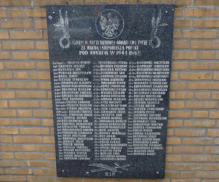 

de namen van 94 militairen van de 1e onafhankelijke Poolse Parachutisten Brigade bij het Nationaal Monument te Driel.