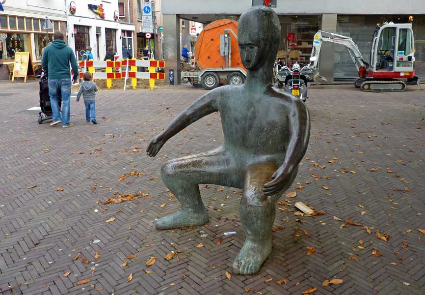 

op schoot in Amersfoort standbeeld.
