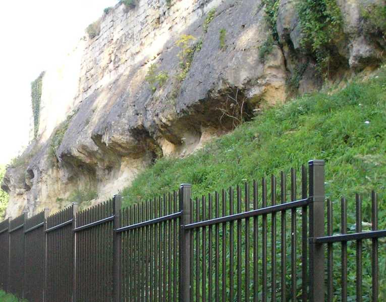 

rotsfundament van de rune te Valkenburg.