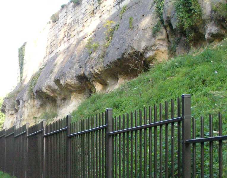 

rotsfundament van de ru�ne te Valkenburg.