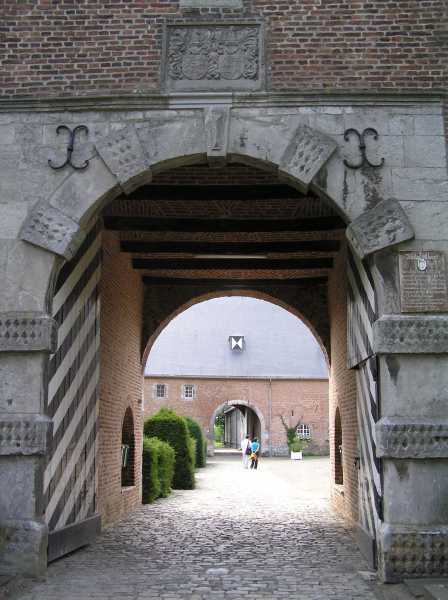 

toegangspoort naar kasteel Mheer.
