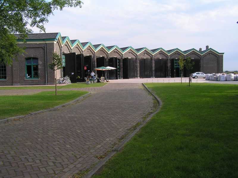 

De oude remise van station Nieuweschans dat nu een caf� is..