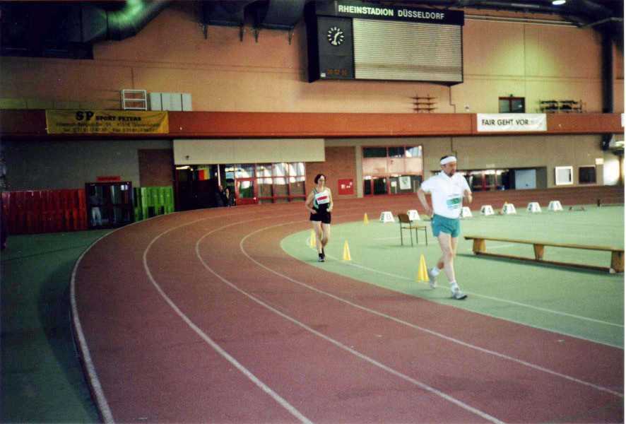 08-12-2002. 
3.000 meter Indoor wedstrijd in D�sseldorf, hier wordt Philip gevolgd door Rosa Girards van Buchenh�he. (foto: Alex Wijsman)