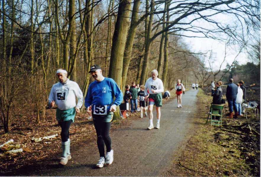 07-03-2004. 
Philip en Alex lopen een 5 km wegwedstrijd in het Kralingse Bos. 
Beide atleten sparen zich voor het W.K. Indoor 
voor Masters enkele dagen later in Stuttgart-Sindelfingen 
(foto: Alex Wijsman)