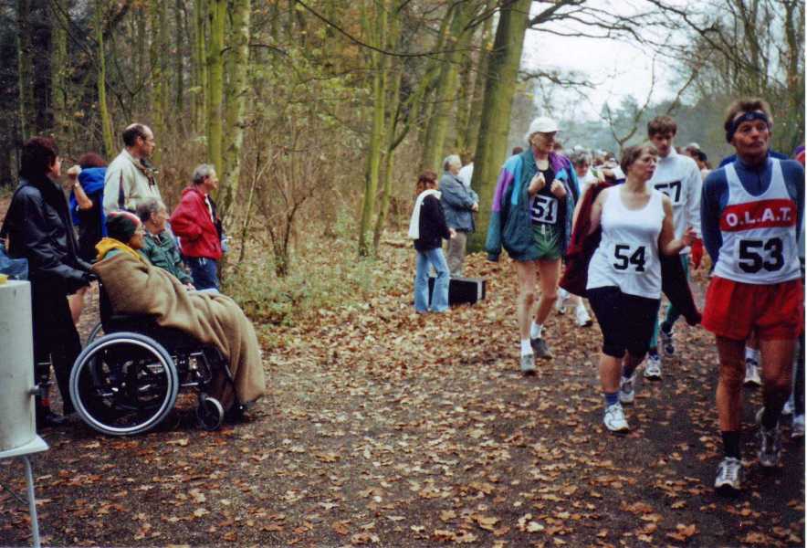 05-12-2004. 
10 km wegwedstrijd in het Kralingse Bos te Rotterdam. 
Hier wordt door de atleten afscheid genomen van Philip Krul (in rolstoel). 
(foto: Alex Wijsman)