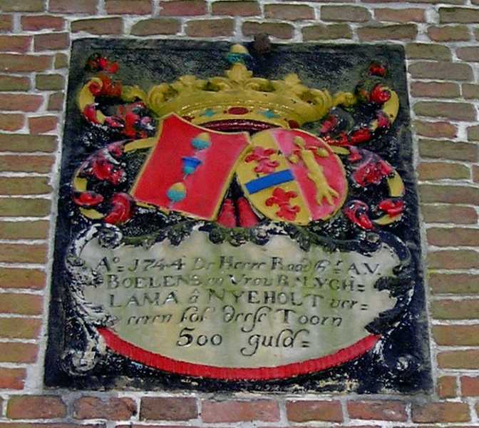 

gedenksteen van de familie van Boelens boven de toegangsdeur van de Sint Hippolytuskerk te Olterterp.