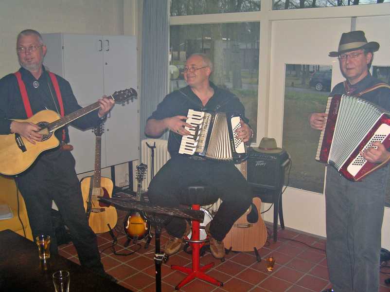 

muziekanten bij de finish in 't Trefpunt te Beetsterzwaag.