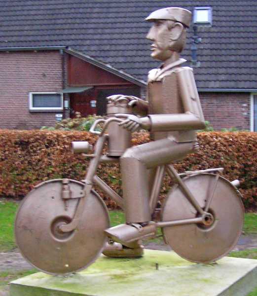 

standbeeld nabij de voormalige melkfabriek te Grolloo.