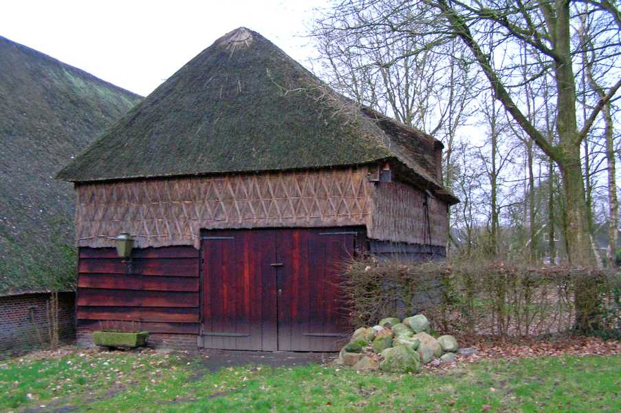 

karakteristieke schuur langs de Middenstreek te Grolloo.