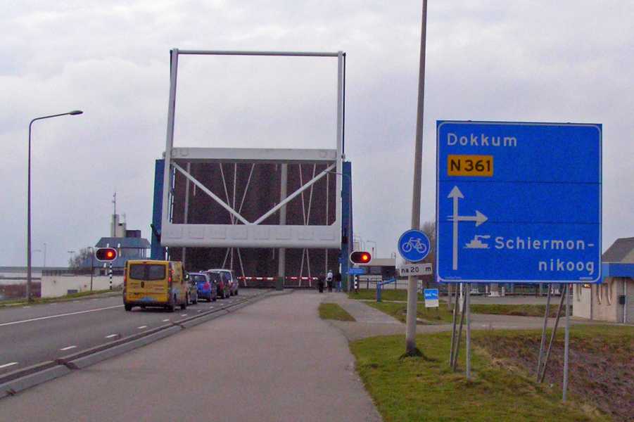 

de laatste brug voor de finish