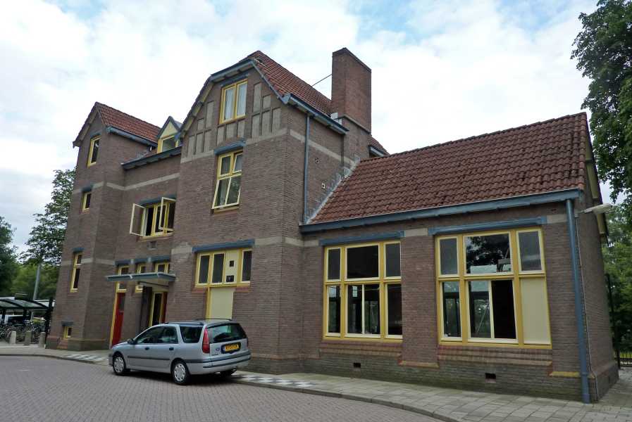

voormalig stationsgebouw (straatzijde) te Mari�nberg.