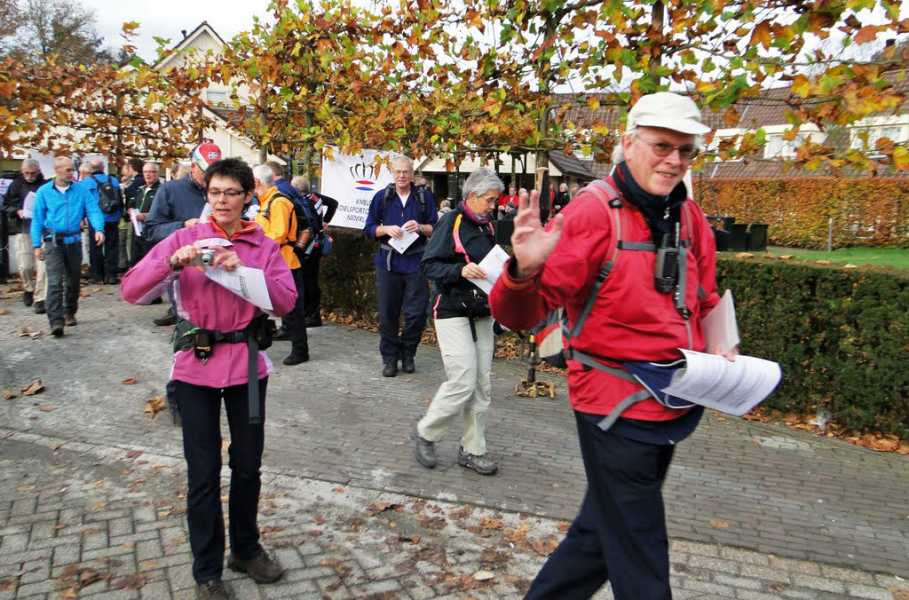 

foto: Jan de Vries; bij de start, Hotel Van der Valk te Spier.