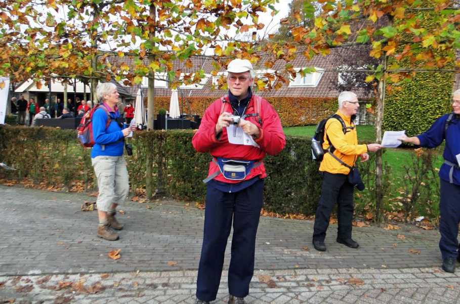 

foto: Jan de Vries; bij de start, Hotel Van der Valk te Spier.