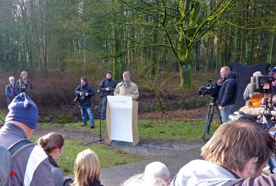 

voorbereidende speeches voor de onthulling van het Westerborkpad-monument.