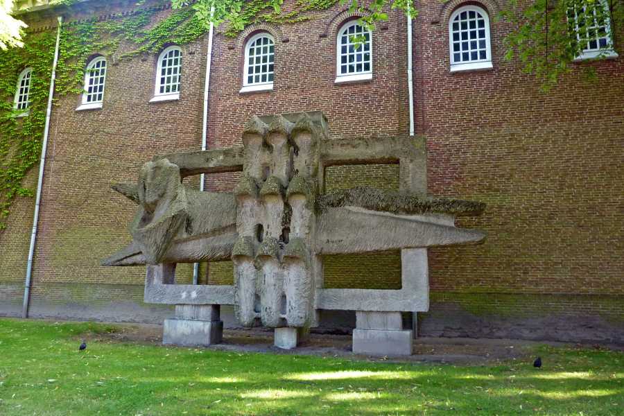 beeld tegen de muur van de Rooms Katholieke Heilig Hart van Jezus kerk te Bergen op Zoom