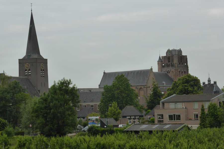 Sint Johannes de Doper kerk (links) en de Sint Janskerk te Wijk bij