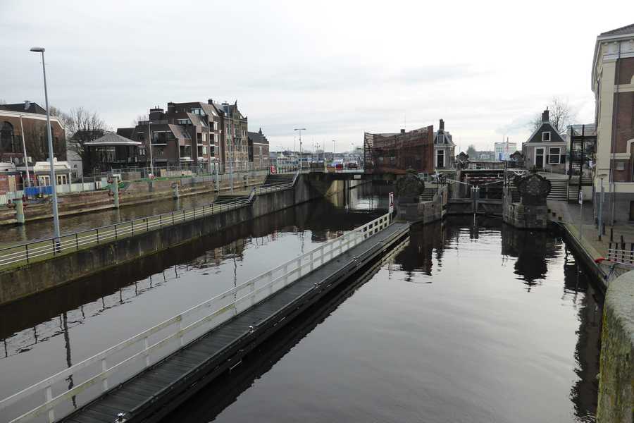 

sluis in de Zaan vanaf de Beatrixbrug te Zaandam.